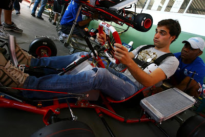 Жером Д'Амброзио с забавным лицом за рулем карта во Флорианополисе 2011