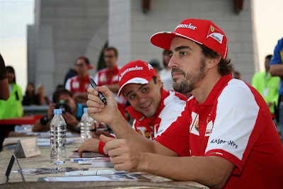 Фернандо Алонсо и Фелипе Масса на автограф-сессии Гран-при Кореи 2013