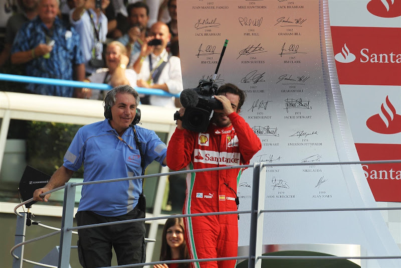 Фернандо Алонсо на подиуме Монцы с телевизионной камерой на Гран-при Италии 2012