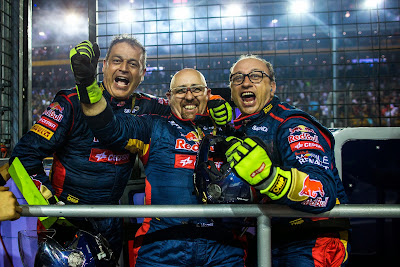 механики Toro Rosso отмечают великолепный результат на Гран-при Сингапура 2014