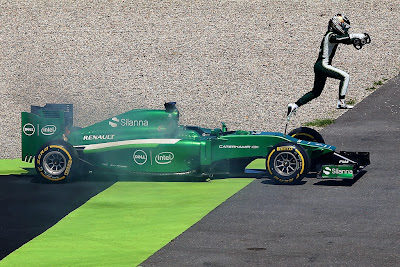 Камуи Кобаяши выпрыгивает из своего Caterham во время второй сессии свободных заездов на Гран-при Германии 2014
