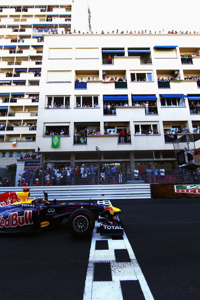 Себастьян Феттель на Red Bull пересекает финишную черту Гран-при Монако 2011 с поднятым пальцем
