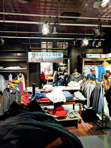 Clothing Store «Hollister Co.», reviews and photos, 30 Mall Dr W #234, Jersey City, NJ 07310, USA