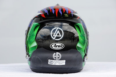шлем Камуи Кобаяши от Linkin Park на Гран-при Бразилии 2011 - вид сзади