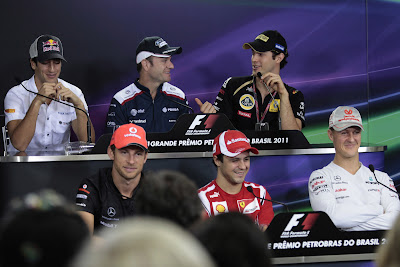веселые пилоты на пресс-конференции в черверг на Гран-при Бразилии 2011