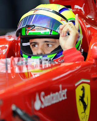 Фелипе Масса в кокпите Ferrari показывает палец во время третей сессии свободных заездов Гран-при Японии 2011