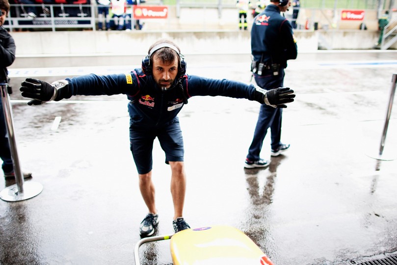 механик Toro Rosso с расправленными руками перед болидом на Гран-при Венгрии 2011