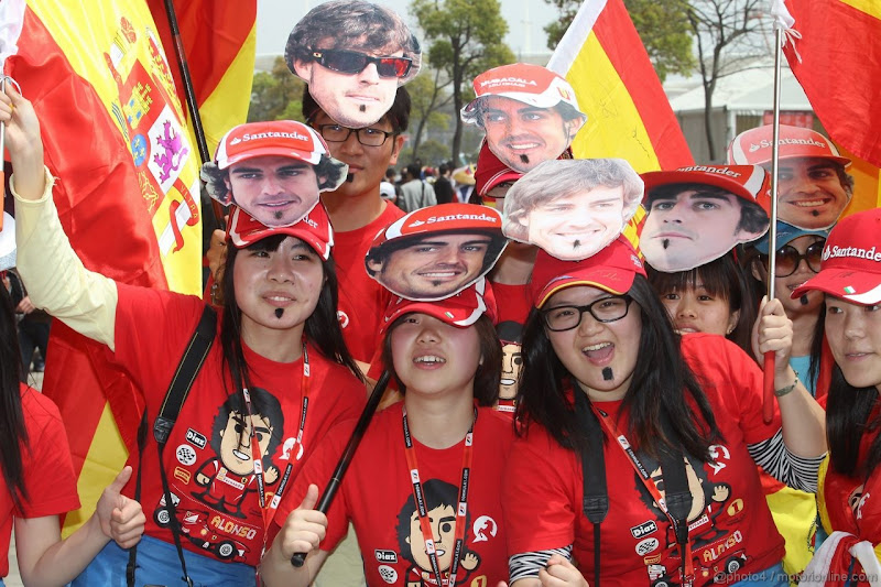 болельщики Фернандо Алонсо в масках на Гран-при Китая 2012