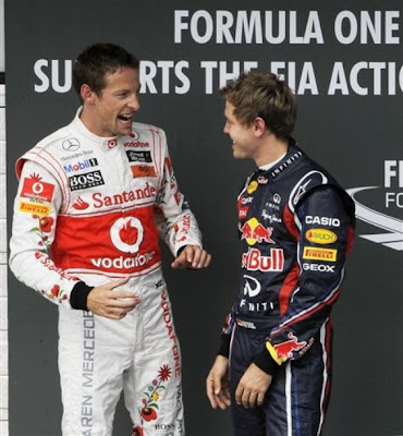 Дженсон Баттон и Себастьян Феттель разговаривают друг с другом после квалификации на Хунгароринге на Гран-при Венгрии 2011