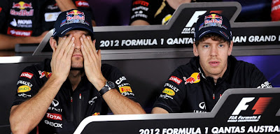 Марк Уэббер закрывает глаза справа от Себастьяна Феттеля на пресс-конференции в четверг на Гран-при Австралии 2012