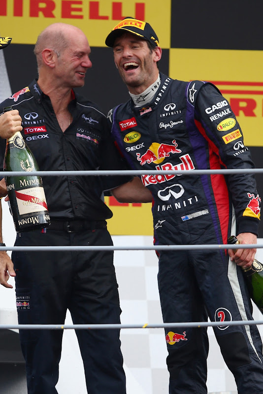 Эдриан Ньюи и Марк Уэббер обнимаются на подиуме Гран-при Италии 2013