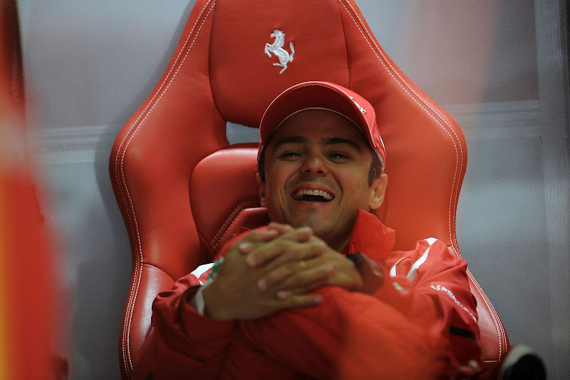 Фелипе Масса смеется в кресле на Гран-при Германии 2012
