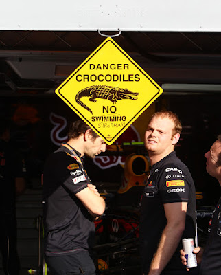 знак опасности крокодилов на гараже Red Bull в Монце на Гран-при Италии 2011