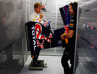Себастьян Феттель и переднее крыло в руках механика Red Bull на Гран-при Европы 2011