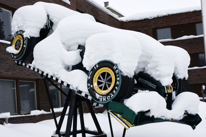 копия болида Хейкки Ковалайнена Lotus под снегом в Суомуссалми в Финляндии