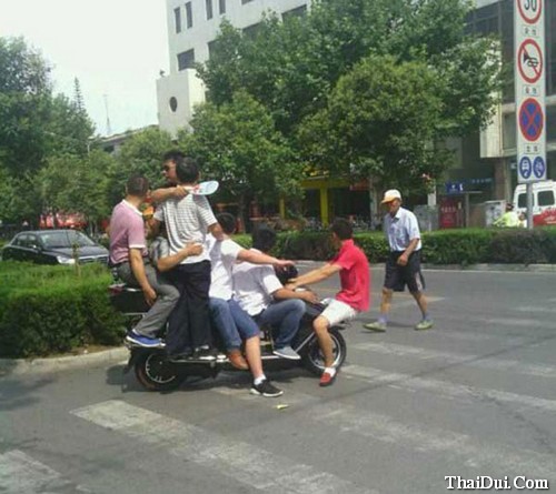 Chùm ảnh vui về những chiếc xe 2 bánh siêu tải Ảnh xe moto chở quá nhiều người