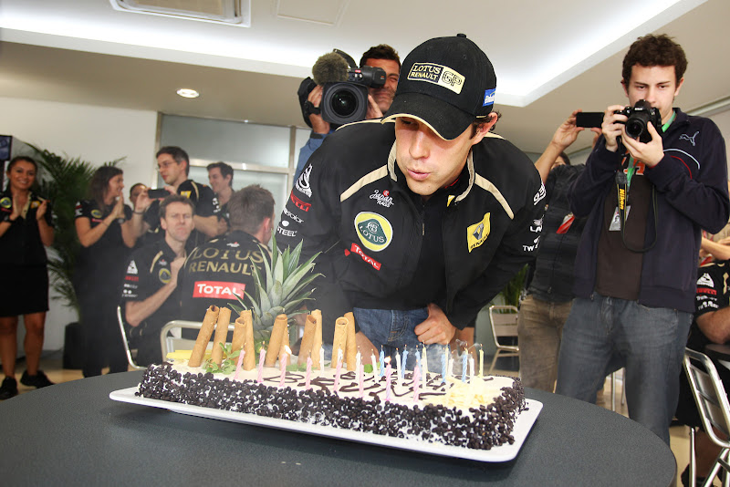 Бруно Сенна задувает свечи на торте на Гран-при Кореи 2011