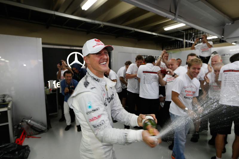 Михаэль Шумахер разбрызгивает шампанское в гараже Mercedes на Гран-при Бразилии 2012