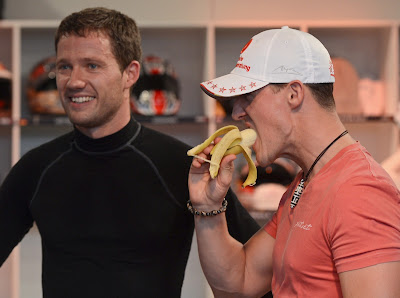 Михаэль Шумахер ест банан на Гонке чемпионов 2012
