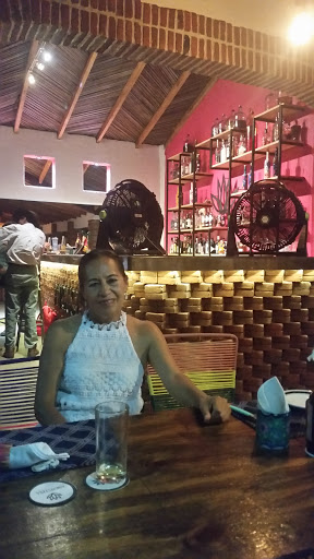 Angustina Mezcal & Cocina, Paseo del Pescador, 70, Centro, 40890 Zihuatanejo, Gro., México, Pub restaurante | GRO
