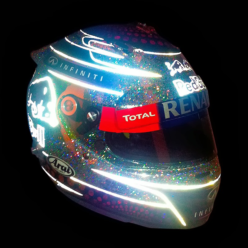 светящийся шлем Себастьяна Феттеля для Гран-при Сингапура 2013