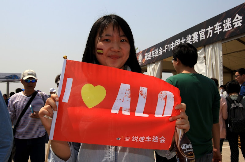 болельщица Фернандо Алонсо с флажком на Гран-при Китая 2013