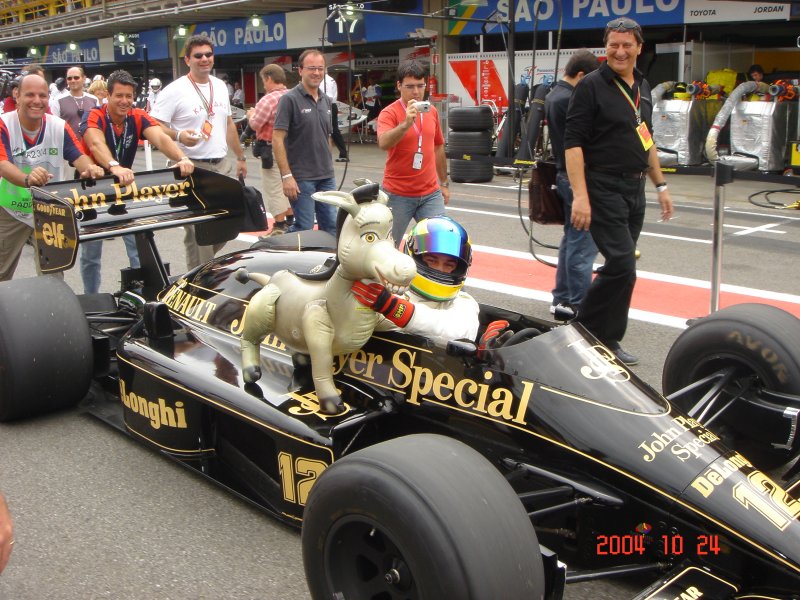 Бруно Сенна рулем болида Айртона Lotus вместе с осликом на Гран-при Бразилии 2004