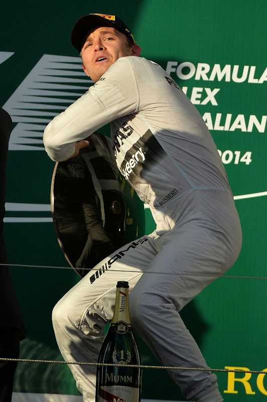 Нико Росберг с победным кубком на подиуме Гран-при Австралии 2014