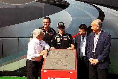 Кими Райкконен Берни Экклстоун Эрик Буйе на открытии доски памяти на автодроме Каталунья на Гран-при Испании 2012