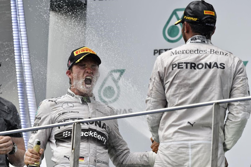 Нико Росберг под шампанским Льюиса Хэмилтона на подиуме Гран-при Малайзии 2014
