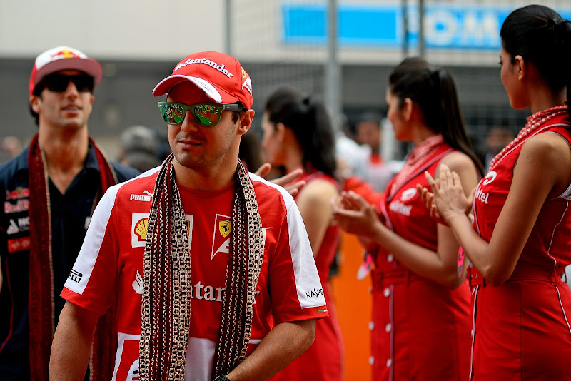 Фелипе Масса в традиционном шарфе на параде пилотов Гран-при Индии 2013