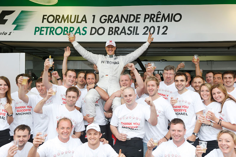 Михаэль Шумахер на плечах команды Mercedes на Гран-при Бразилии 2012