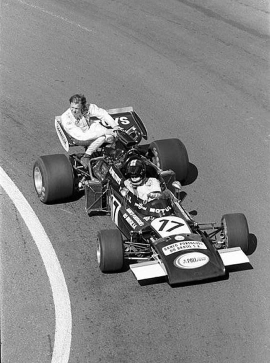 Ронни Петерсон на заднем крыле Карлуcа Паcе на March 771 на Гран-при Франции 1972