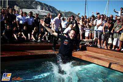 Кристиан Хорнер прыгает в бассейн на Гран-при Монако 2011
