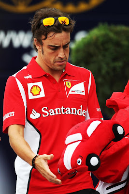 Фернандо Алонсо и плюшевая машинка жук на день рожденья на Гран-при Венгрии 2012