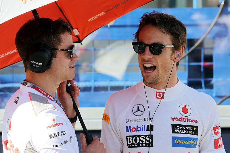 Дженсон Баттон и механик под зонтиком на Гран-при Австралии 2012