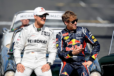 улыбающиеся Михаэль Шумахер и Себастьян Феттель на фотосессии чемпионов на Гран-при Австралии 2012