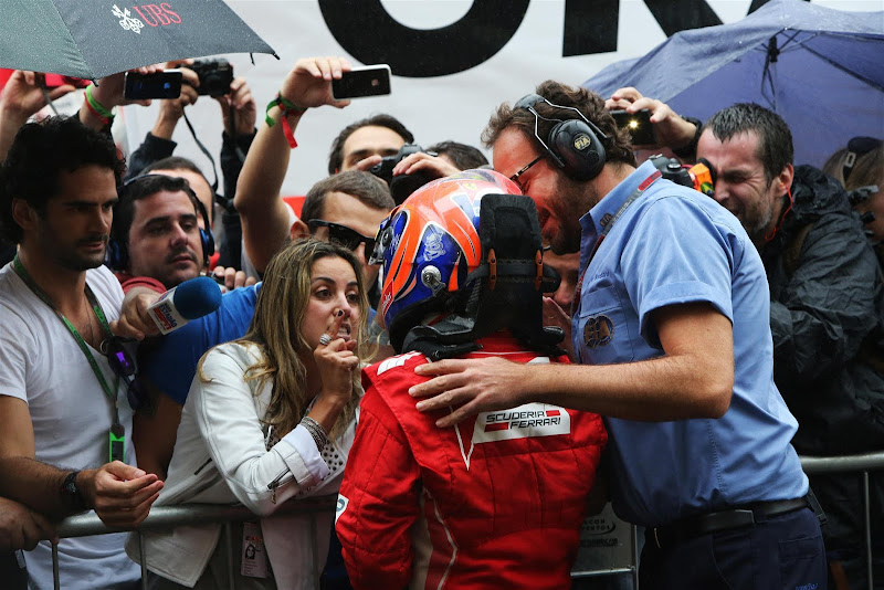 Рафаэла Масса поздравляет Фелипе Массу с подиумом на Гран-при Бразилии 2012