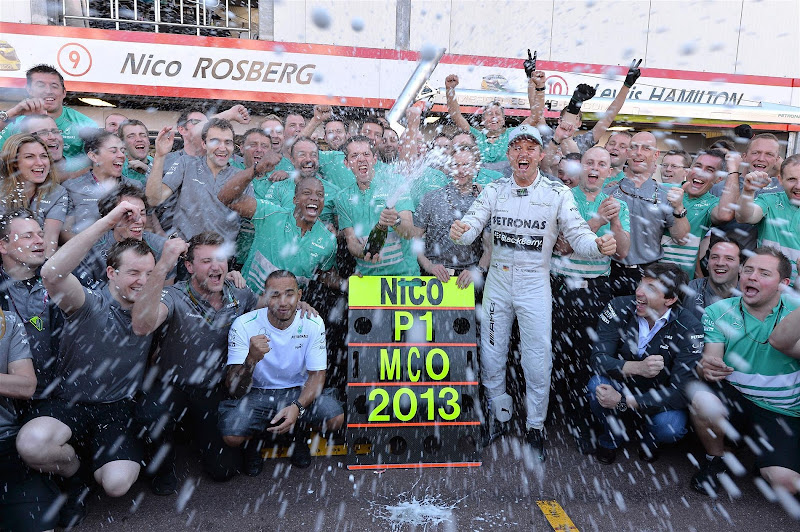 Нико Росберг и Льюис Хэмилтон с механикам Mercedes празднуют победу на Гран-при Монако 2013