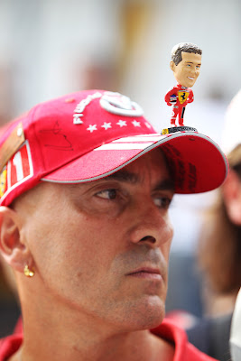 болельщик Ferrari и Михаэля Шумахер в оригинальной кепке на Гран-при Италии 2011 в Монце
