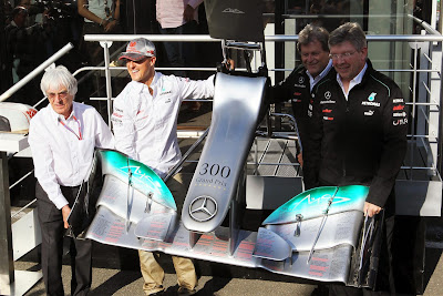 Михаэль Шумахер получает переднее крыло Mercedes в честь 300-ой гонки на Гран-при Бельгии 2012