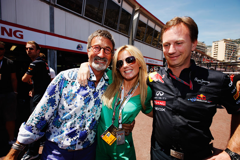 Джерри Холливел фотографируется с Эдди Джорданом и Кристианом Хорнером перед гонкой Гран-при Монако 2011
