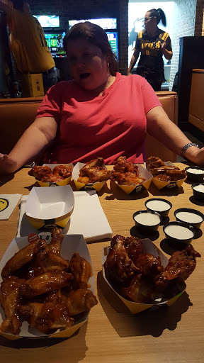 Chicken Wings Restaurant «Buffalo Wild Wings», reviews and photos, 4860 Utica Ridge Rd, Davenport, IA 52807, USA