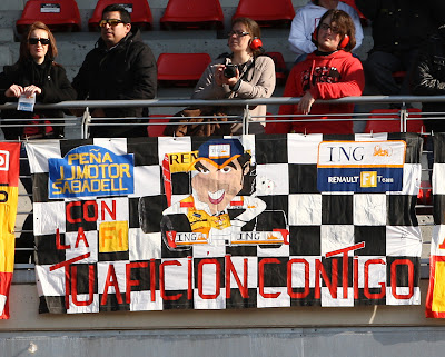баннер на трибунах от болельщиков Фернандо Алонсо на предсезонных тестах 2012 в Барселоне