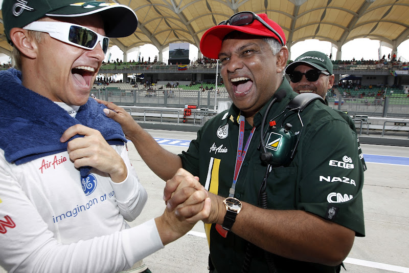 веселящиеся Хейкки Ковалайнен и Тони Фернандес на Гран-при Малайзии 2012
