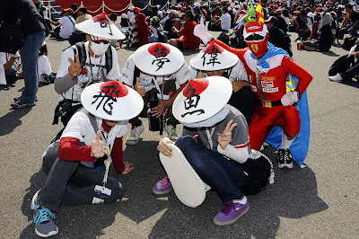 болельщики Камуи Кобаяши с иероглифами на шляпах на Гран-при Японии 2011