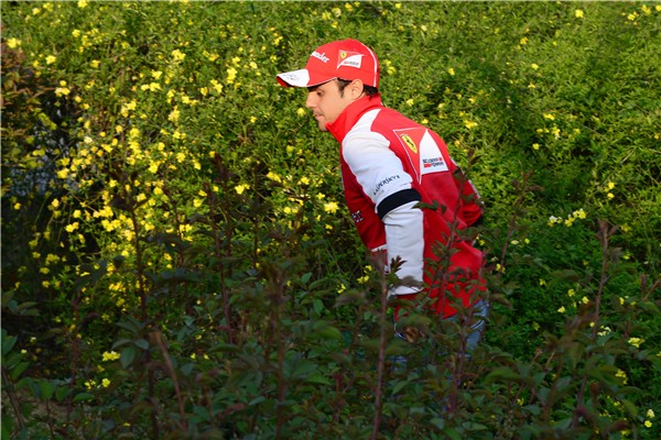 Фелипе Масса бегает среди зелени паддока Шанхая на Гран-при Китая 2013