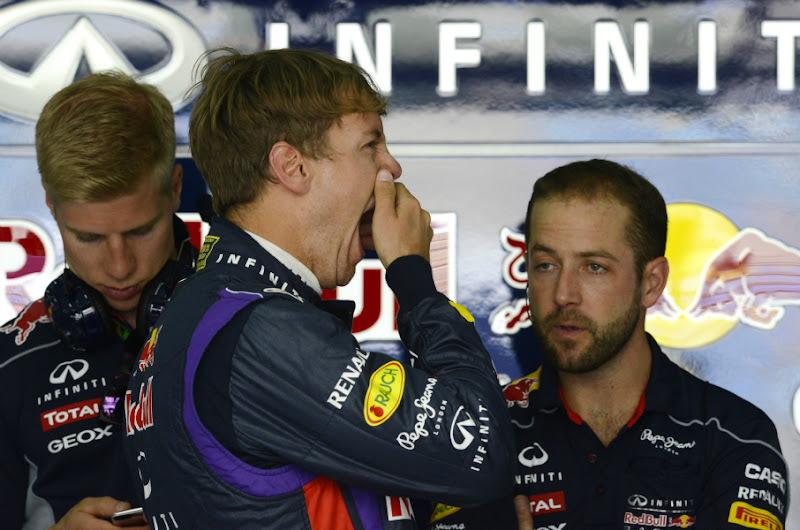 зевающий Себастьян Феттель и механики Red Bull на Гран-при Бахрейна 2013