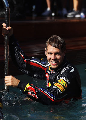 Себастьян Феттель вылазит из бассейна Red Bull на Гран-при Монако 2011