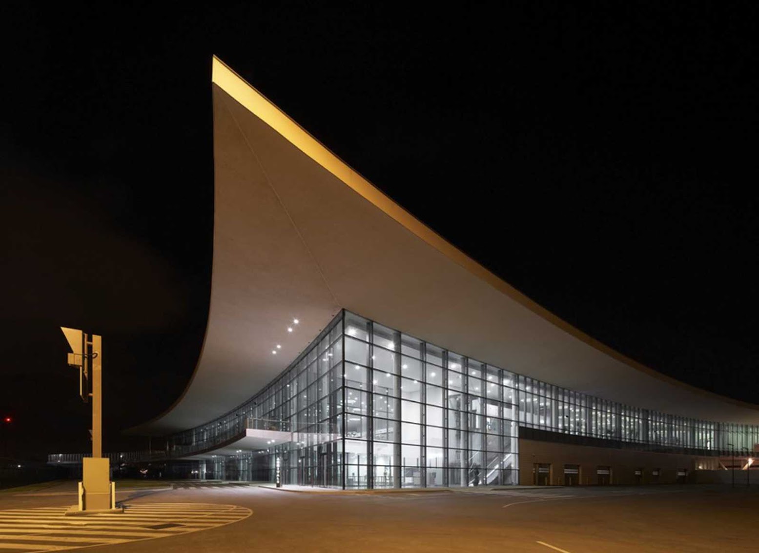 Gibilterra, Gibilterra / Gibraltar: [GIBRALTAR AIRPORT BY 3DREID AND BBLUR ARCHITECTURE]